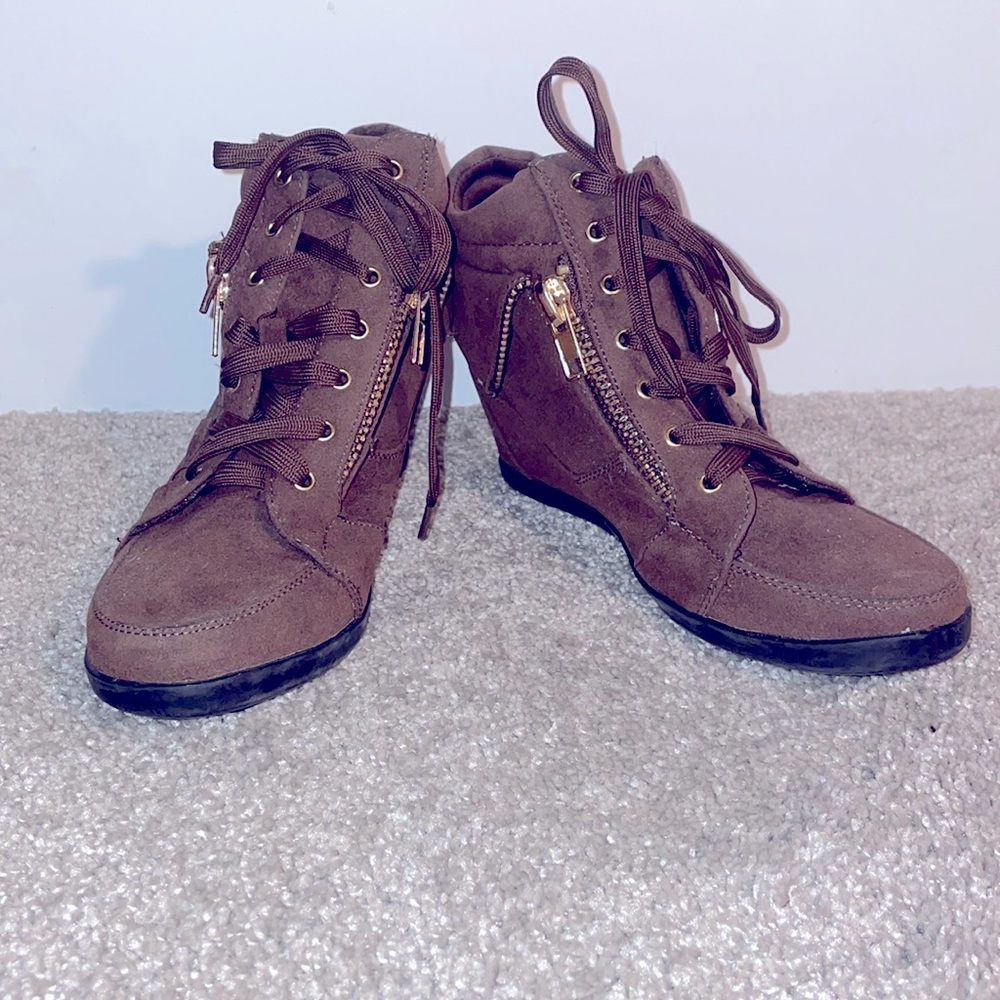 Forever wedge bootie in chocolate brown with gold trim size 7.5